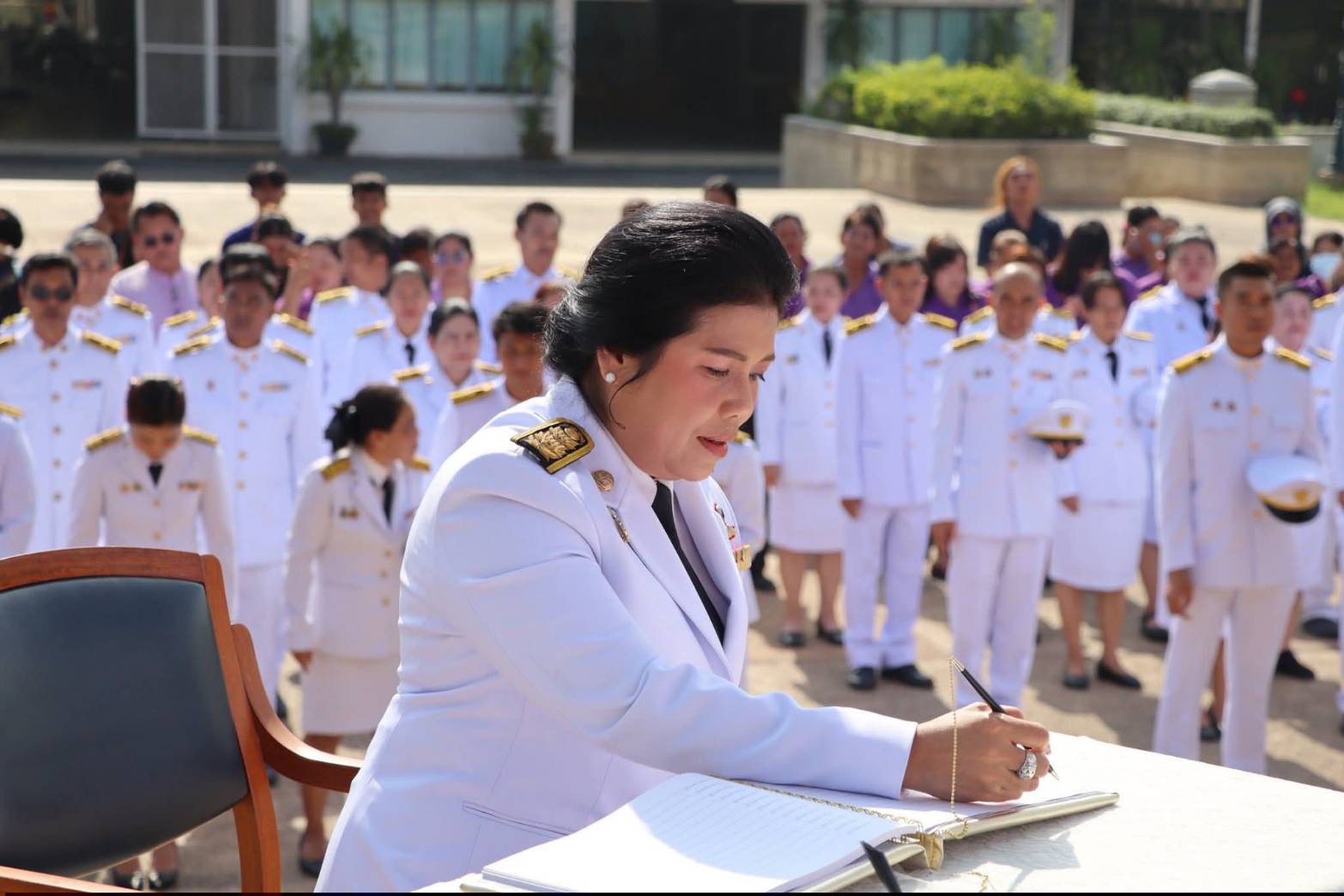 title - ศูนย์ส่งเสริมและพัฒนาอาชีพเสริมนอกภาคการเกษตร (ศพส.) จัดพิธีถวายเครื่องราชสักการะ วางพานพุ่ม และพิธีลงนามถวายพระพรชัยมงคลเฉลิมพระเกียรติ เนื่องในโอกาสมหามงคลเฉลิมพระชนมพรรษา สมเด็จพระนางเจ้าสุทิดา พัชรสุธาพิมลลักษณ พระบรมราชินี วันที่ 3 มิถุนายน 2569